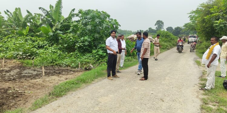 पावर ग्रिड की चिन्हित जमीन का धमदाहा एसडीएम ने किया भौतिक सत्यापन