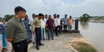 किशनगंज -पथरगट्टी पंचायत में कटाव प्रभावित क्षेत्रों का डीएम ने किया निरीक्षण