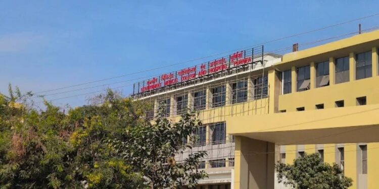 पुर्णिया – जिंदा मुर्दा के सवाल पर जीएमसीएच के पोस्टमार्टम हाउस में बवाल