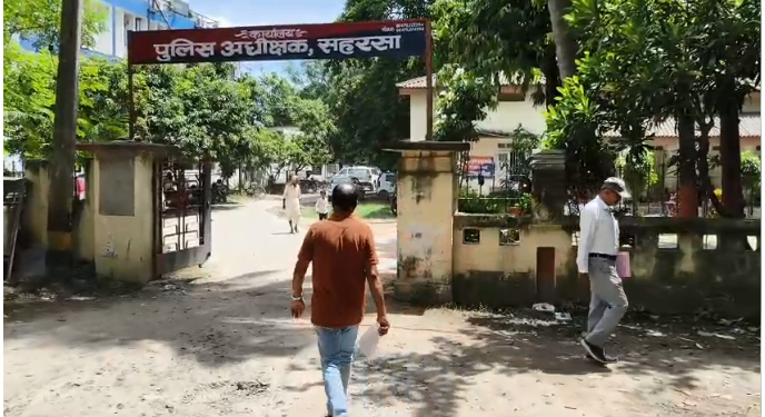 पैतृक जमीन पर कब्जे का आरोप, रास्ता बंद करने की शिकायत पुलिस अधीक्षक से न्याय की लगाई गुहार