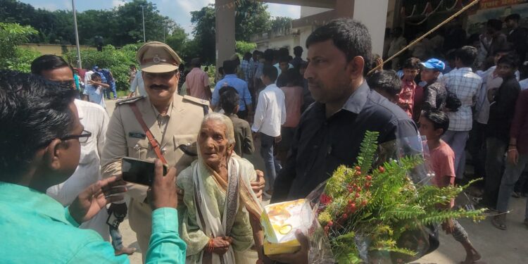 रानीगंज में स्वतंत्रता सेनानी की धर्मपत्नी को किया गया सम्मानित