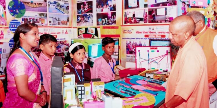 मुरादाबाद,उत्तरप्रदेश – मुख्यमंत्री ने प्रदान किया उप्र भवन एवं अन्य सन्निर्माण कर्मकार कल्याण बोर्ड की विभिन्न योजनाओं के लाभार्थियों को प्रतीकात्मक चेक तथा स्वीकृति पत्र