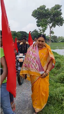 किशनगंज, बिहार – प्रदर्शनकारियों का उत्साहवर्धन करतीं दिखीं बीजेपी से टिकट की अभ्यर्थी श्रीमती खोशी देवी