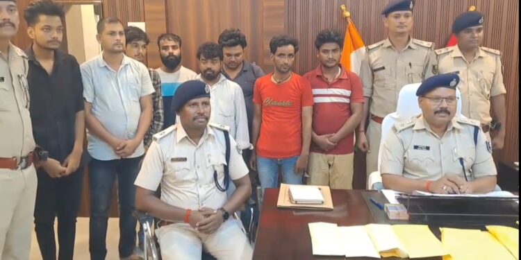 पासबुक, मोबाइल और वाहन बरामद