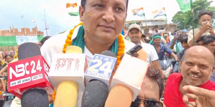 मोतिहारी के ढाका पहुंची राहुल की वोटर अधिकार यात्रा , यात्रा में शामिल महिलाओं ने लगाया ” वोट चोर गद्दी छोड़ का नारा “