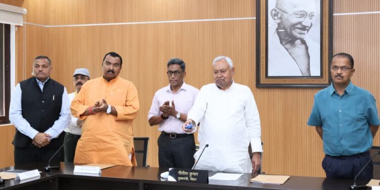 पटना – बाढ़ पीड़ितों को राहत: नीतीश सरकार ने साढ़े 6 लाख परिवारों के खाते में भेजे 7000 रुपए