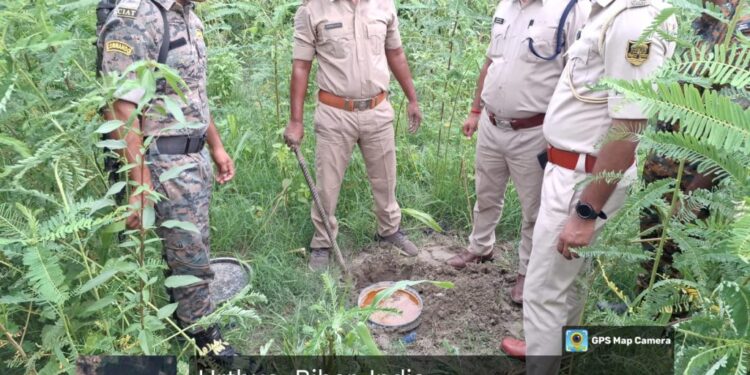 दरभंगा कुशेश्वरस्थान :- डीएसपी प्रभाकर तिवारी के नेतृत्व मे दो अलग-अलग घरों में छापेमारी कर देशी और विदेशी शराब के साथ इस कारोबार में संलिप्त एक महिला सहित दो लोगों को गिरफ्तार किया।