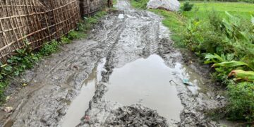 नरपतगंज – बरसात में डूबी अड़राहा की उम्मीदें,सड़क पर नहीं पहुंचा विकास का पहिया