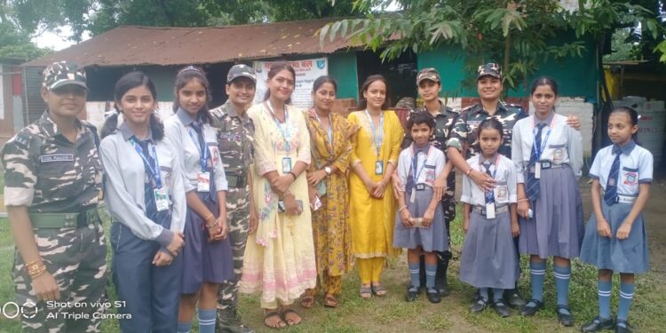जेनिथ पब्लिक स्कूल की छात्राओं ने जोगबनी एसएसबी जवानों को राखी बांधी