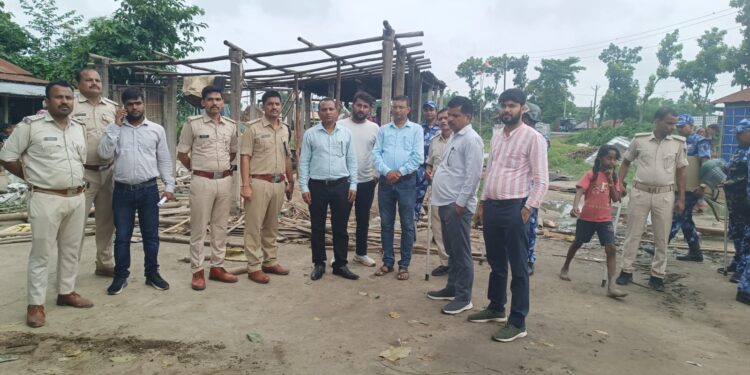 पुर्णिया – डीएम के निर्देश पर एन एच किनारे अतिक्रमित जगह को कराया खाली