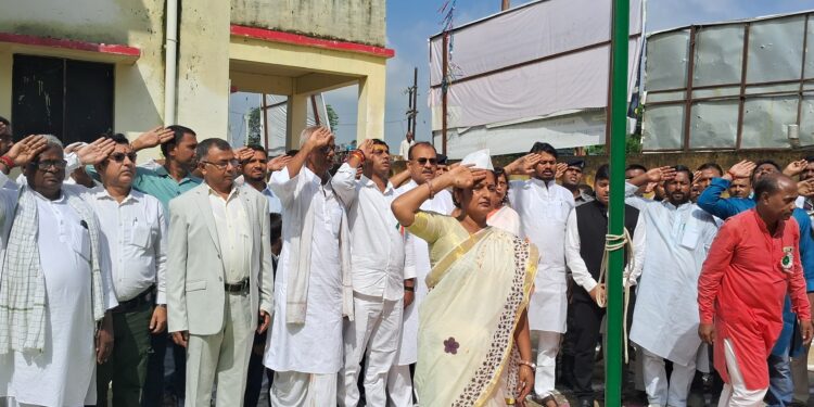 दरभंगा कुशेश्वरस्थान :- प्रखंड प्रमुख ने किया ध्वजारोहण, विधायक समेत कई अधिकारी रहे मौजूद