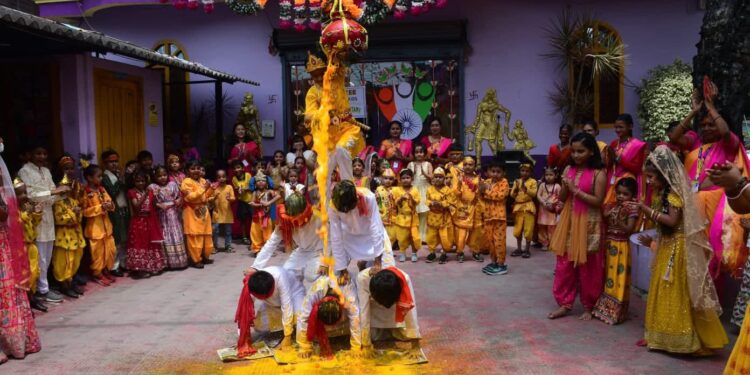 पुर्णिया – किड्जी जाॅनी किड्स और माउंट लिट्रा जी स्कूल में बच्चों ने मटकी फोड़ हर्षोल्लास के साथ मनाया जन्माष्टमी