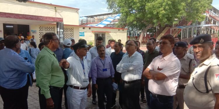 पुर्णिया – डीआरएम ने पूर्णियां कोर्ट स्टेशन का किया निरीक्षण हाटे बाजारे एक्सप्रेस के ठहराव की दी सहमति