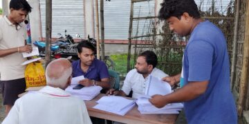 कुर्साकांटा – भारत नेपाल सीमा से सटे कुर्साकांटा क्षेत्र में घर-घर पहुंच रही ‘जमाबंदी’ — लोगों ने कहा, अब नहीं लगाने पड़ेंगे दफ्तर के चक्कर।