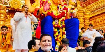 मुम्बई – लालबाग के राजा के दरबार में पहुंचे डॉ. शकील सैफ़ी, देश में अमन-शांति की की प्रार्थना