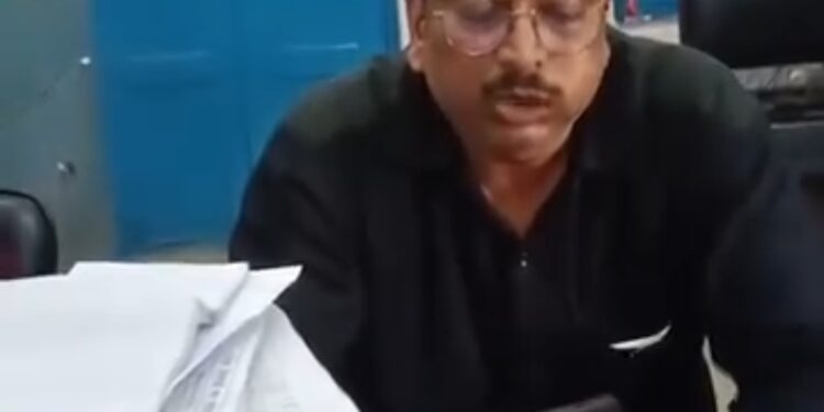 नरपतगंज – आरटीपीएस सहायक का वीडियो वायरल,दिव्यांग ने डीएम से की कार्रवाई की मांग