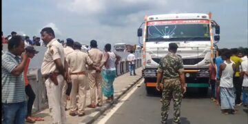 अररिया – बेलवा पुल पर अनियंत्रित ट्रक की चपेट में बाइक सवार, युवक की मौत, सड़क पर घंटों जाम