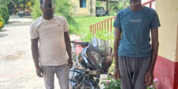 गुप्त सूचना के आधार पर छापेमारी करते हुए 12.5 लीटर अवैध शराब और बाइक के साथ दो शराब तस्कर गिरफ्तार