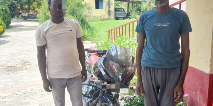 गुप्त सूचना के आधार पर छापेमारी करते हुए 12.5 लीटर अवैध शराब और बाइक के साथ दो शराब तस्कर गिरफ्तार