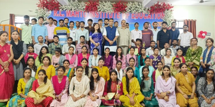 आर एल महतो कॉलेज में स्वागत समारोह के साथ बीएड 2025-27 का सत्रारम्भ