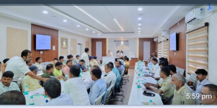 भारत निर्वाचन आयोग- सोशल मीडिया पर फोटो या भ्रमण के दौरान किसी भी प्रकार का चित्र अपलोड नहीं करना है…