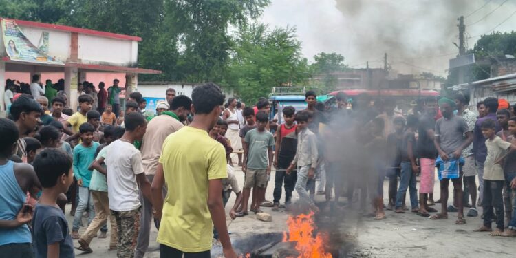 बिजली के लिए सड़क पर उतरे लोग, भवानीपुर-अकबरपुर मुख्य सड़क पर टायर जलाकर किया घंटो सड़क जाम