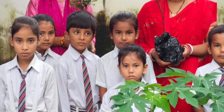 सरस्वती विद्या निकेतन, अररिया शिवपुरी में “एक पेड़ मां के नाम” कार्यक्रम का आयोजन