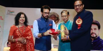 भारत प्रतिभा सम्मान समारोह में शामिल हुए पूर्व केंद्रीय मंत्री अनुराग ठाकुर, वाराणसी के प्रतिभाशाली नितिन श्रीवास्तव को सम्मानित किया गया