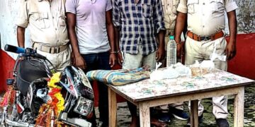 पुर्णिया – वाहन जांच में 06 लीटर देशी शराब बरामद, दो आरोपी गिरफ्तार