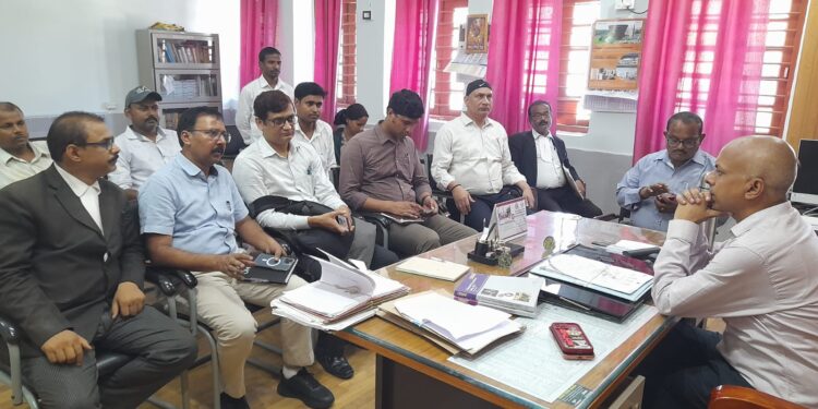 योजना के कार्यान्वयन और प्रगति पर चर्चा कर कार्य करने की बात कहीं