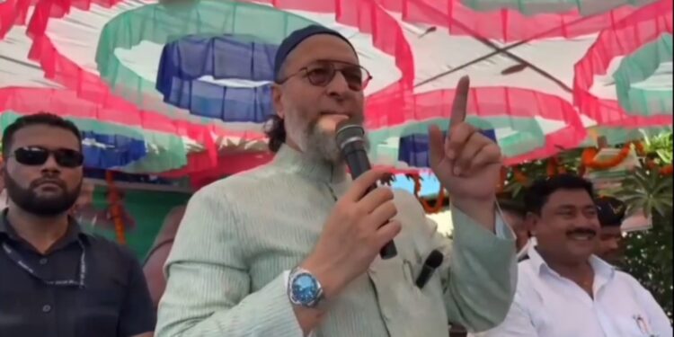 जोकीहाट में ओवैसी का तीखा हमला, शाहनवाज को बताया गद्दार, तेजस्वी पर भी साधा निशाना