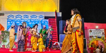 नोएडा – नोएडा स्टेडियम में रामलीला का भव्य मंचन, दर्शक हुए भाव-विभोर