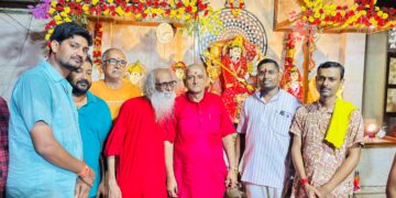 अररिया – समिति दुर्गा मंदिर में नानु बाबा ने किया मां दुर्गा का आरती, उमड़ी भक्तों की भीड़