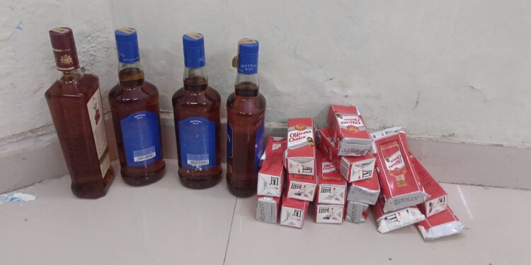 अररिया – गुप्त सूचना पर नगर थाना की बड़ी कार्रवाई, दो गिरफ्तार, शराब व बाइक जप्त