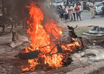 मरम्मत के दौरान मोटरसाइकिल में लगी आग, देखते-देखते धू-धू कर जल गई अपाची