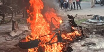 मरम्मत के दौरान मोटरसाइकिल में लगी आग, देखते-देखते धू-धू कर जल गई अपाची