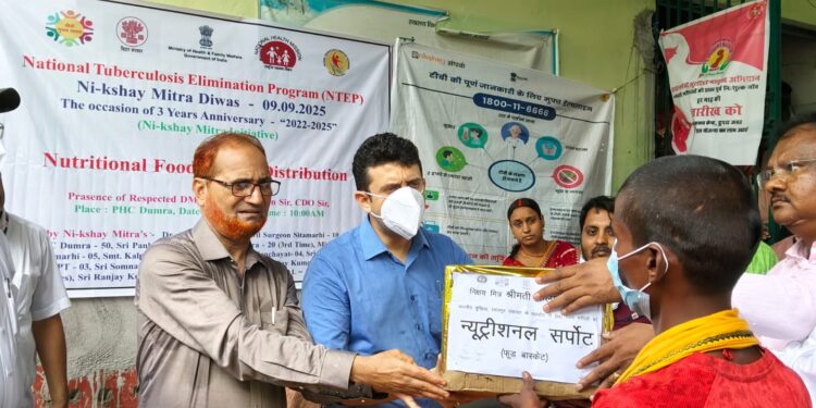 डीएम की पुकार पर निक्षय मित्रों ने यक्ष्मा मरीजों में बांटा 200 फुट बास्केट