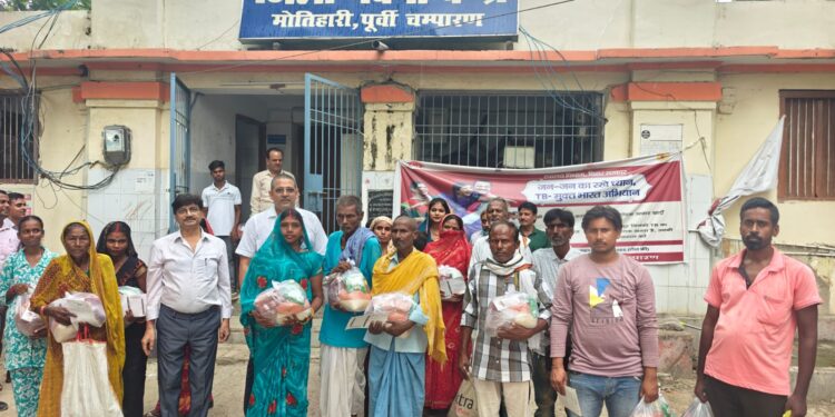 संचारी रोग पदाधिकारी के नेतृत्व में टीबी मरीजों के बीच हुआ पौष्टीक पोषाहार का वितरण