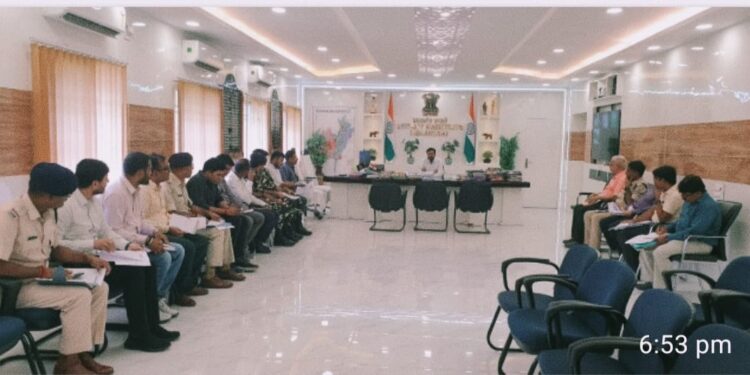 जिला निर्वाचन पदाधिकारी की अध्यक्षता में हुई कमेटी के अफसरों की बैठक