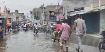 रानीगंज की गलियां बनीं तालाब, हर मोहल्ले में जलजमाव से लोग बेहाल