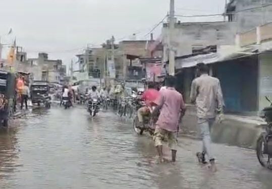 रानीगंज की गलियां बनीं तालाब, हर मोहल्ले में जलजमाव से लोग बेहाल
