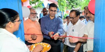 डीएम ने बच्चों को एल्बेण्डाजोल की दवा खिलाकर राष्ट्रीय कृमि मुक्ति दिवस की शुरुआत की