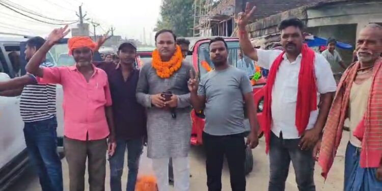 सुल्तानगंज-शाहकुंड अंचल कार्यालय में घूसखोरी का आरोप, सैकड़ों ग्रामीण पहुंचे आयुक्त कार्यालय।