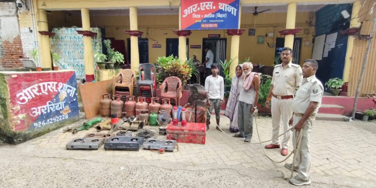 चनरदेई गांव में साइकिल चोरी का खुलासा — चोरी के सामान संग तीन गिरफ्तार, मुख्य आरोपी फरार।