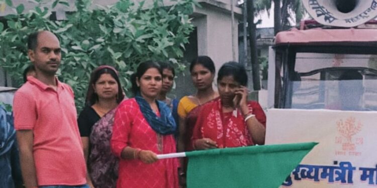 प्रचार गाड़ी गांव – पंचायत में दे रही जानकारी