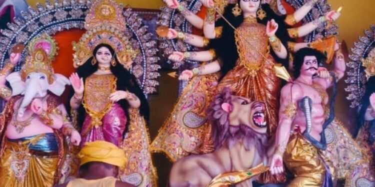 किशनगंज, बिहार –मां का पट खुलते ही पूजा पंडालों में उमड़ी भक्तों की भीड़