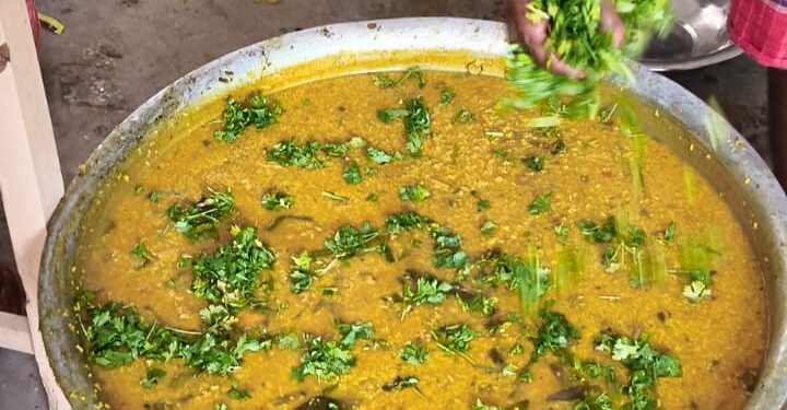 अररिया : चित्रगुप्त नगर में चित्रगुप्त पूजा के अवसर पर शाही खिचड़ी महाभोग को हजारों लोगो ने प्राप्त किया 