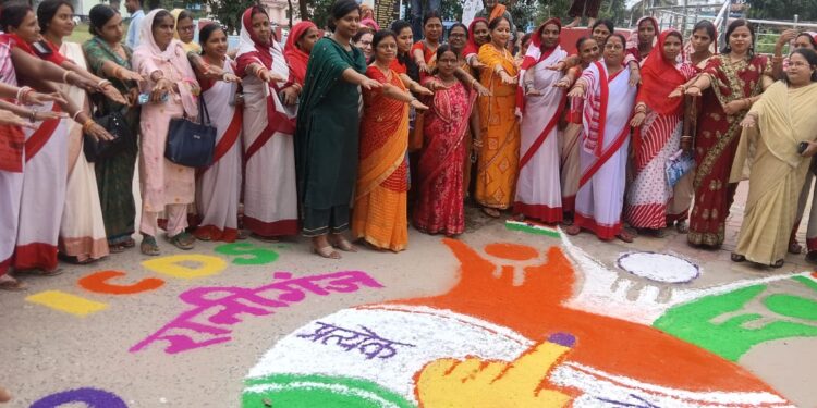 अररिया – मतदाता जागरूकता के लिए सेविकाओं ने बनाई रंगोली, ली शपथ