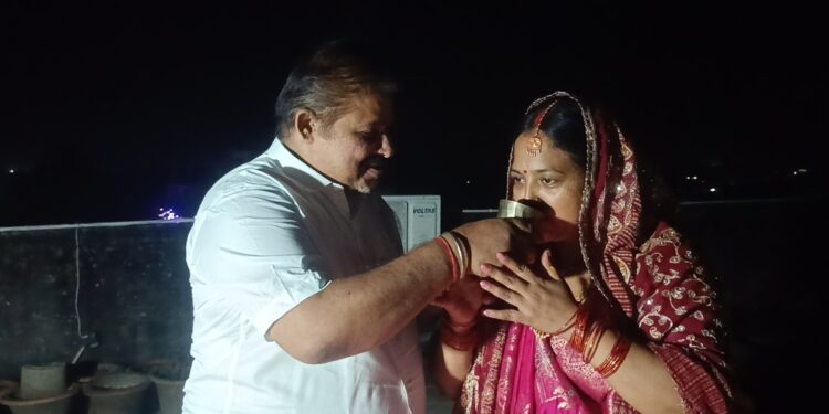 अररिया – करवाचौथ के रंग में रंगा अररिया: सुहागिनों ने चांद का दीदार कर मांगी पति की दीर्घायु की कामना