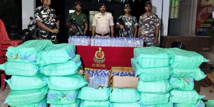 घुरना में बड़ी कार्रवाई: 2413 बोतल नेपाली शराब व स्कार्पियो जब्त